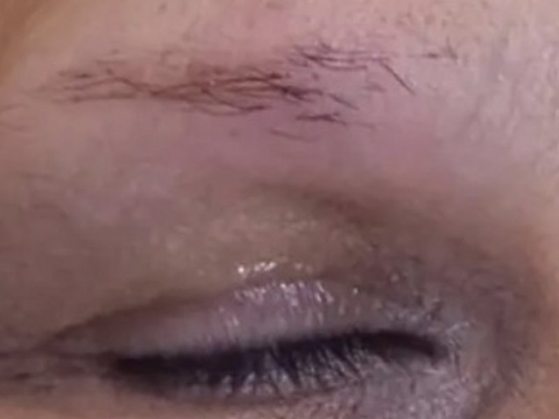 Prima: sopracciglio rado della cliente, prima del microblading