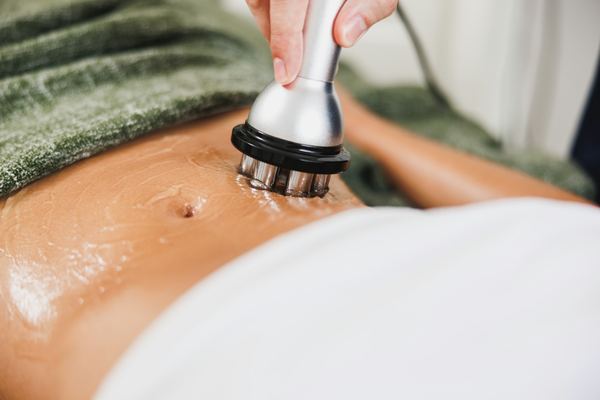 Trattamento corpo con apparecchiatura sull'addome