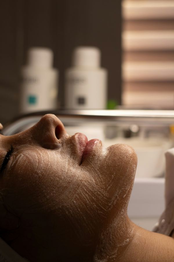 Trattamento viso con maschera in cabina estetica